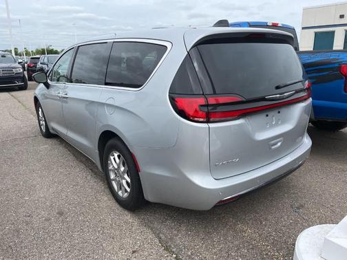 2024 Chrysler Pacifica Touring-L