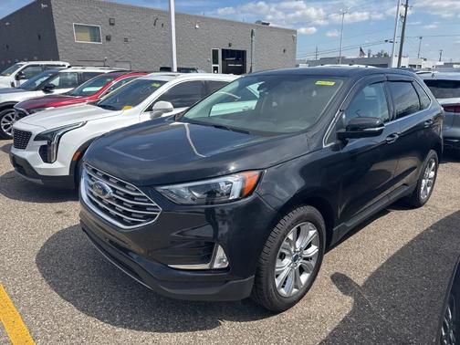 Agate Black Metallic 2022 Ford Edge Titanium