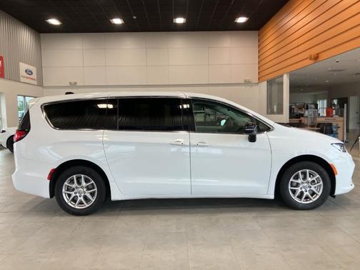 2024 Chrysler Pacifica Touring-L