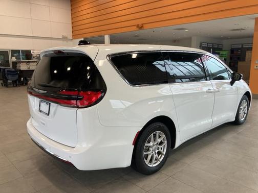 2024 Chrysler Pacifica Touring-L