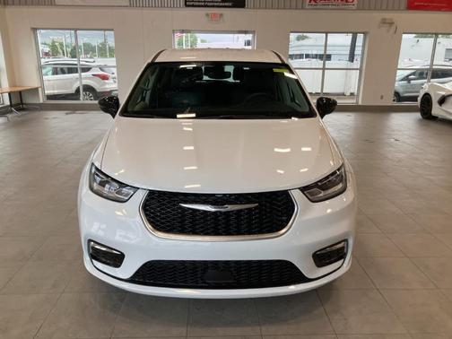 2024 Chrysler Pacifica Touring-L