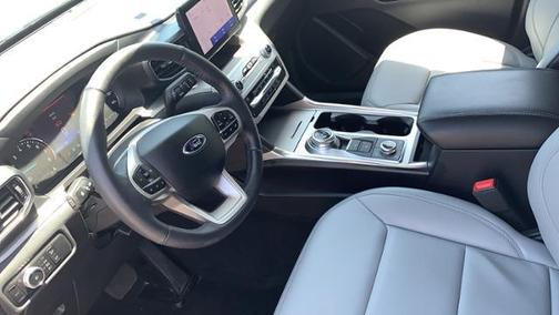 Photo 2 of 37 of 2021 Ford Explorer XLT