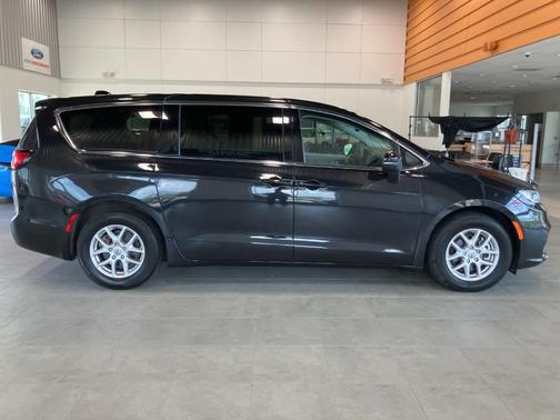 2023 Chrysler Pacifica Touring-L