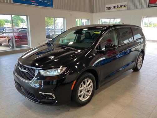 2023 Chrysler Pacifica Touring-L