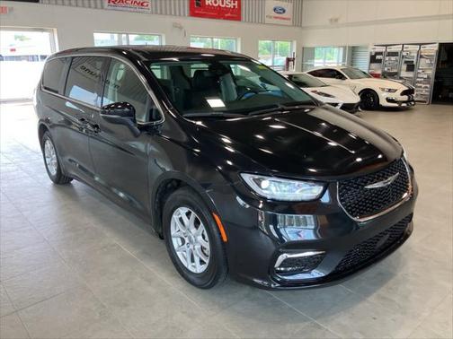 2023 Chrysler Pacifica Touring-L