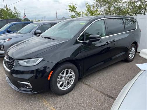 2023 Chrysler Pacifica Touring-L
