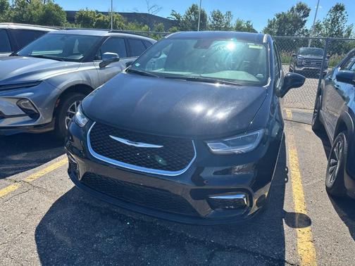 Diamond Black 2025 Chrysler Pacifica Select