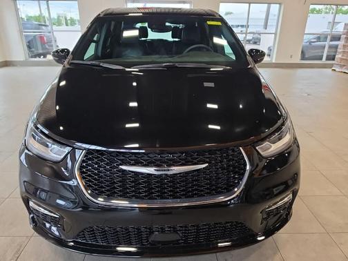 Diamond Black 2025 Chrysler Pacifica Select