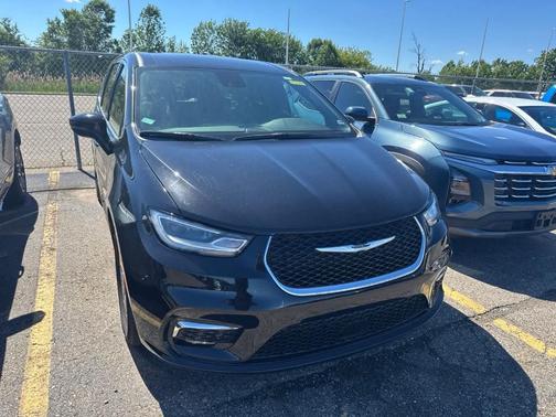 Diamond Black 2025 Chrysler Pacifica Select