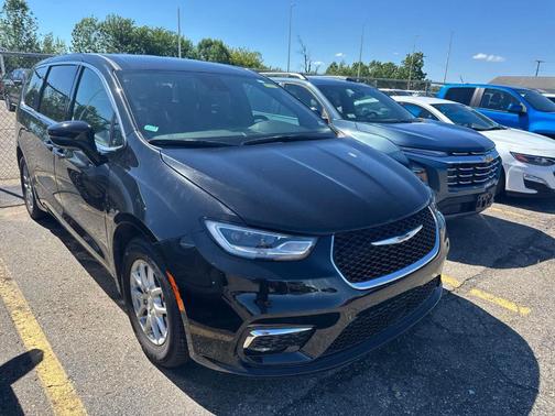 Diamond Black 2025 Chrysler Pacifica Select