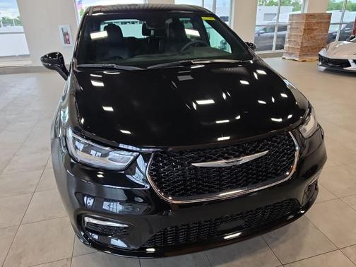 Diamond Black 2025 Chrysler Pacifica Select