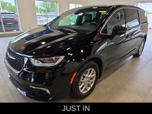 Diamond Black 2025 Chrysler Pacifica Select