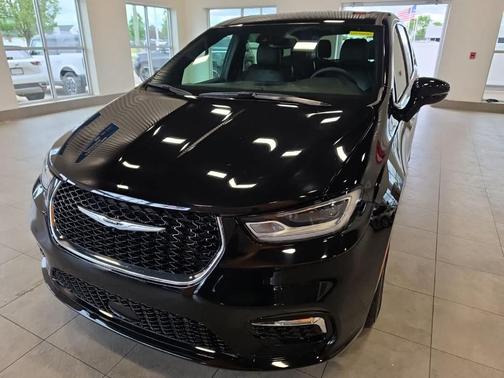 Diamond Black 2025 Chrysler Pacifica Select
