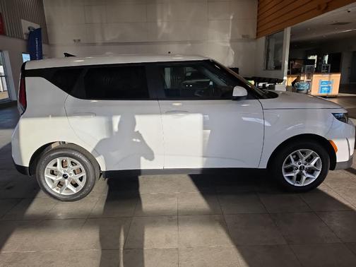 Snow White Pearl 2024 Kia Soul LX