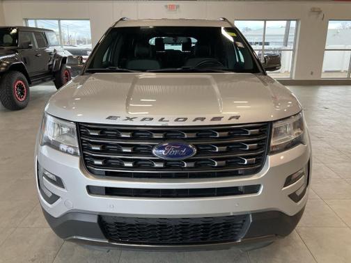 Ingot Silver Metallic 2017 Ford Explorer XLT