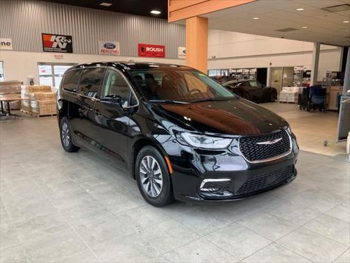 2024 Chrysler Pacifica Hybrid Select