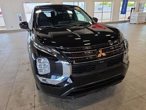 Labrador Black Pearl 2024 Mitsubishi Outlander SE