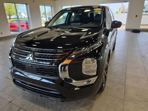 Labrador Black Pearl 2024 Mitsubishi Outlander SE
