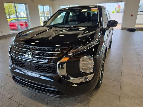 Labrador Black Pearl 2024 Mitsubishi Outlander SE
