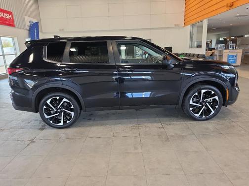 Labrador Black Pearl 2024 Mitsubishi Outlander SE