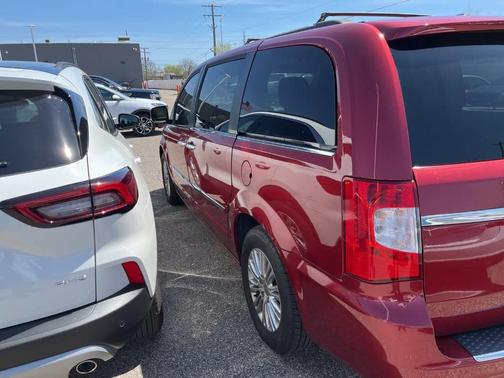 2015 Chrysler Town & Country Touring-L