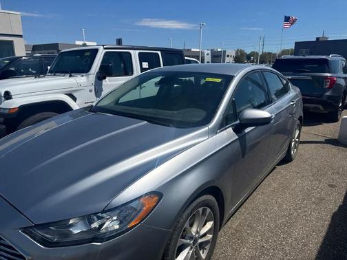 Iconic Silver Metallic 2020 Ford Fusion SE