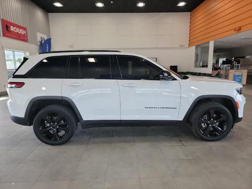 Bright White 2023 Jeep Grand Cherokee Altitude