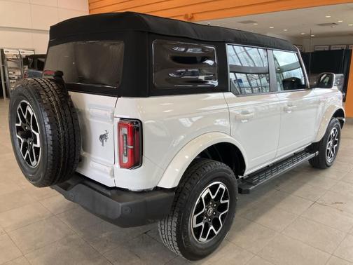 Oxford White 2023 Ford Bronco Outer Banks