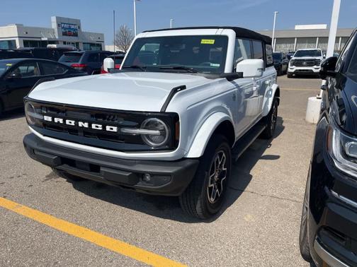 Oxford White 2023 Ford Bronco Outer Banks
