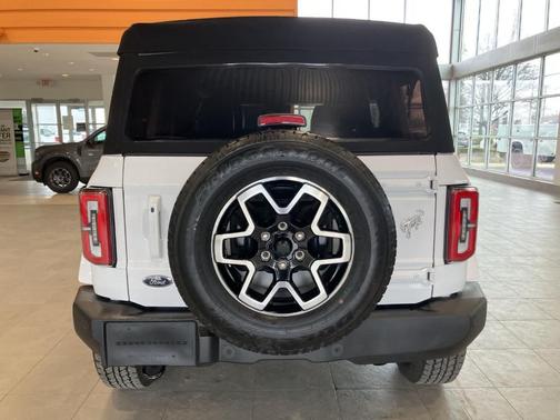 Oxford White 2023 Ford Bronco Outer Banks