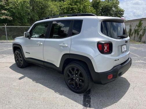 Glacier Metallic 2018 Jeep Renegade Altitude