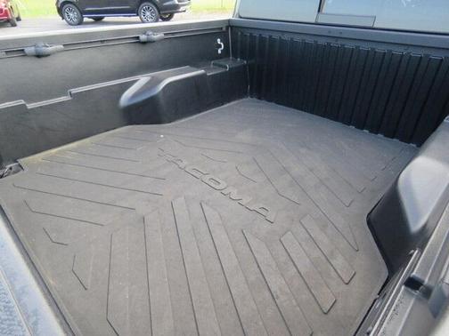 Photo 4 of 33 of 2019 Toyota Tacoma SR5
