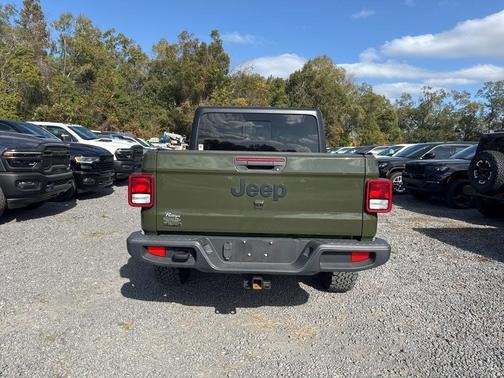 2022 Jeep Gladiator Sport