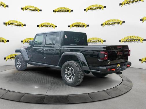 Black Clearcoat 2026 Jeep Gladiator Mojave