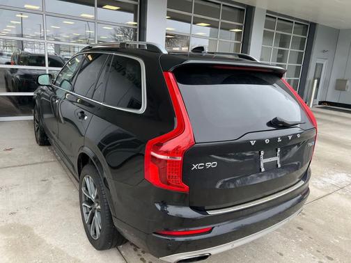 2017 Volvo XC90 T6 Momentum