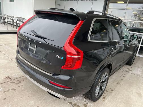 2017 Volvo XC90 T6 Momentum