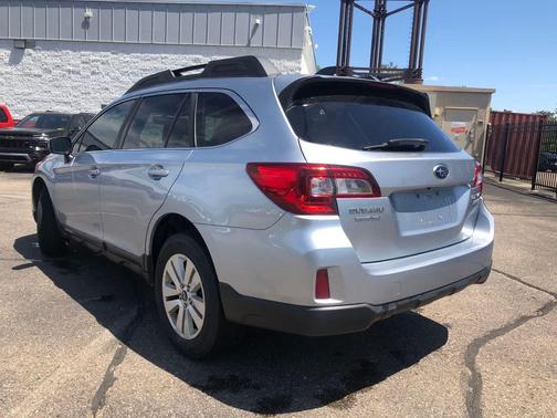 Ice Silver Metallic 2017 Subaru Outback 2.5i Premium