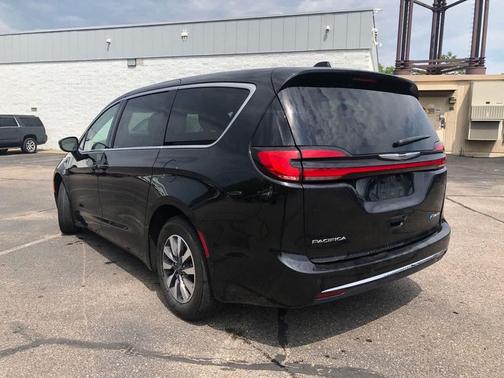Brilliant Black Crystal Pearlcoat 2024 Chrysler Pacifica Hybrid Select