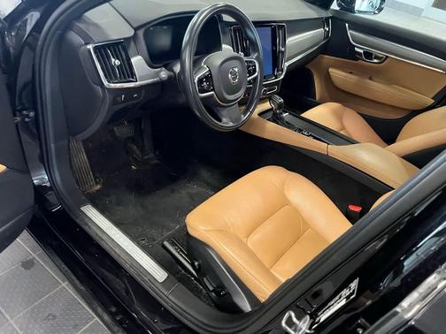 2017 Volvo S90 T6 Momentum