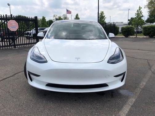 Pearl White Multi-Coat 2023 Tesla Model 3 Standard Range