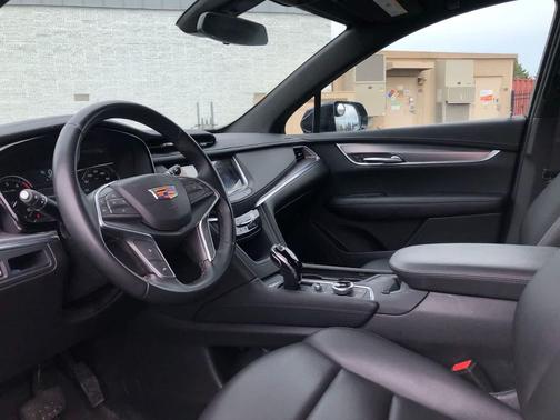 Stellar Black Metallic 2024 Cadillac XT5 Luxury