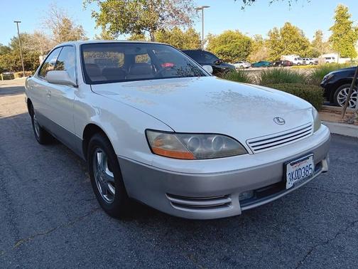 White 1995 Lexus ES 300 Base