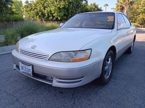 White 1995 Lexus ES 300 Base