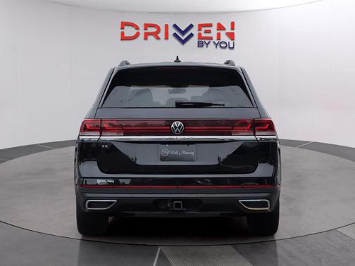 Deep Black Pearl Effect 2026 Volkswagen Atlas 2.0T SE W/TECHNOLOGY