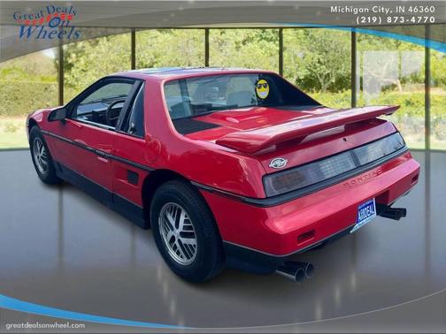 RED 1986 Pontiac Fiero SE 2dr Coupe