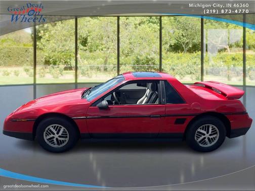 RED 1986 Pontiac Fiero SE 2dr Coupe