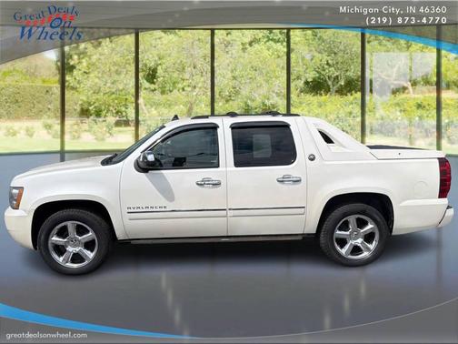 White Diamond Tricoat 2013 Chevrolet Avalanche LTZ