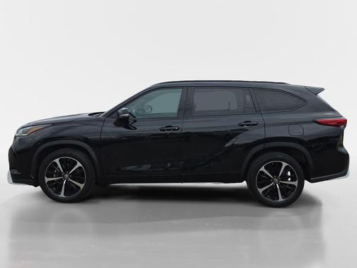 Midnight Black Metallic 2022 Toyota Highlander XSE