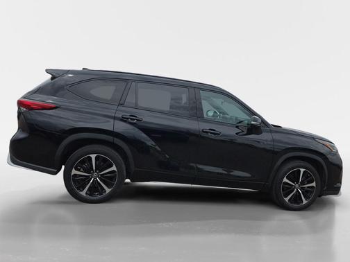 Midnight Black Metallic 2022 Toyota Highlander XSE