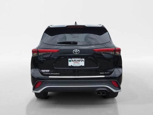 Midnight Black Metallic 2022 Toyota Highlander XSE